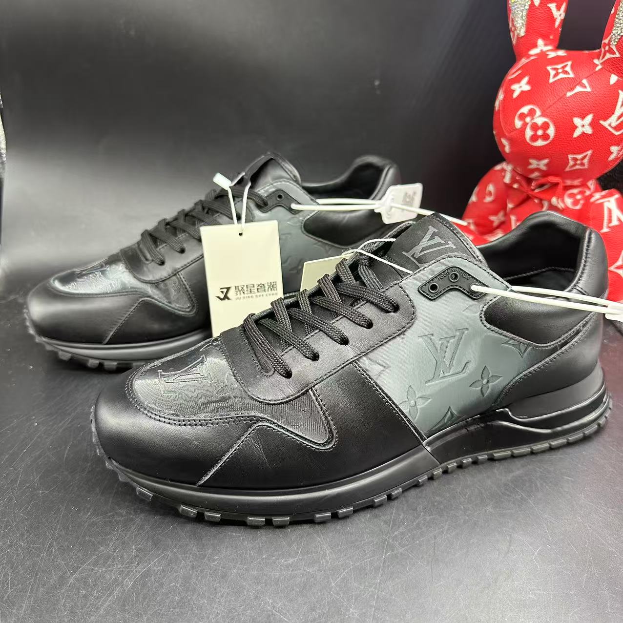 95新 LouisVuitton/路易威登 男士休闲黑镭射运动鞋41欧码kke118