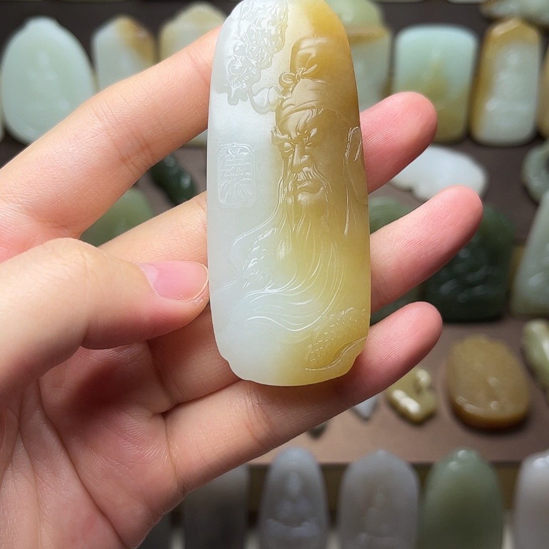 和田玉颈饰未镶嵌黑****?