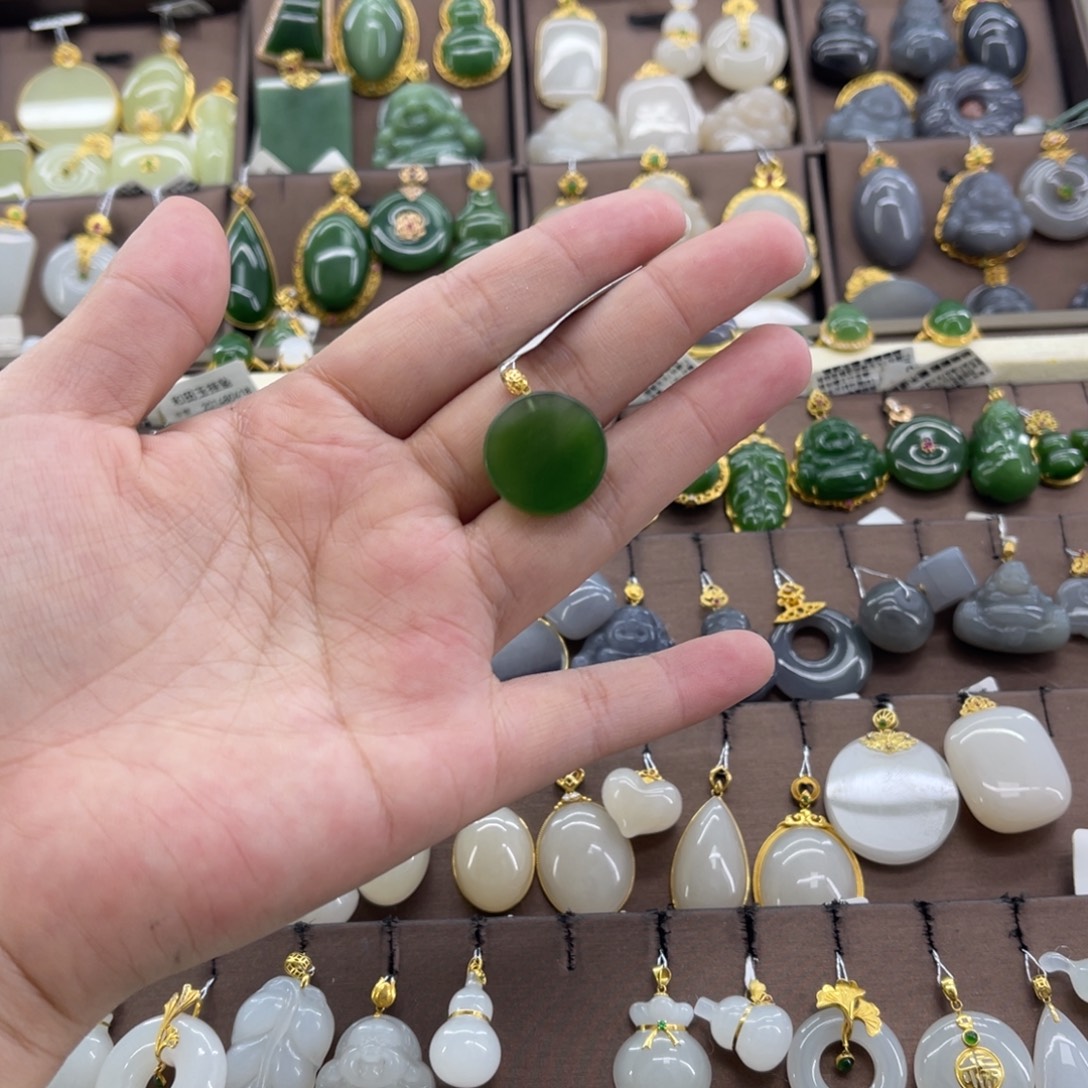 和田玉18K金镶嵌吊坠(赠链)