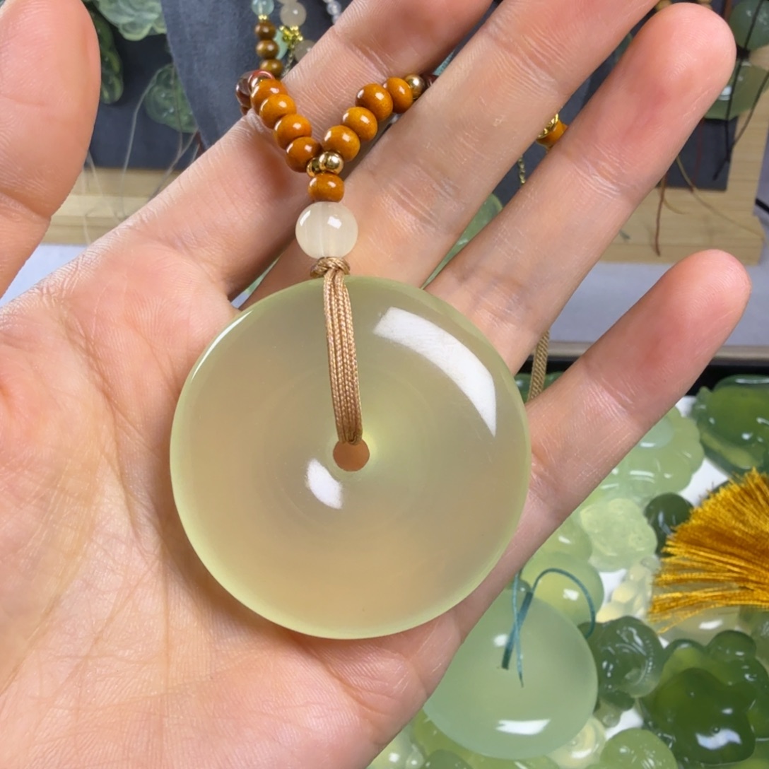 文***扬蛇纹石玉未镶嵌颈饰