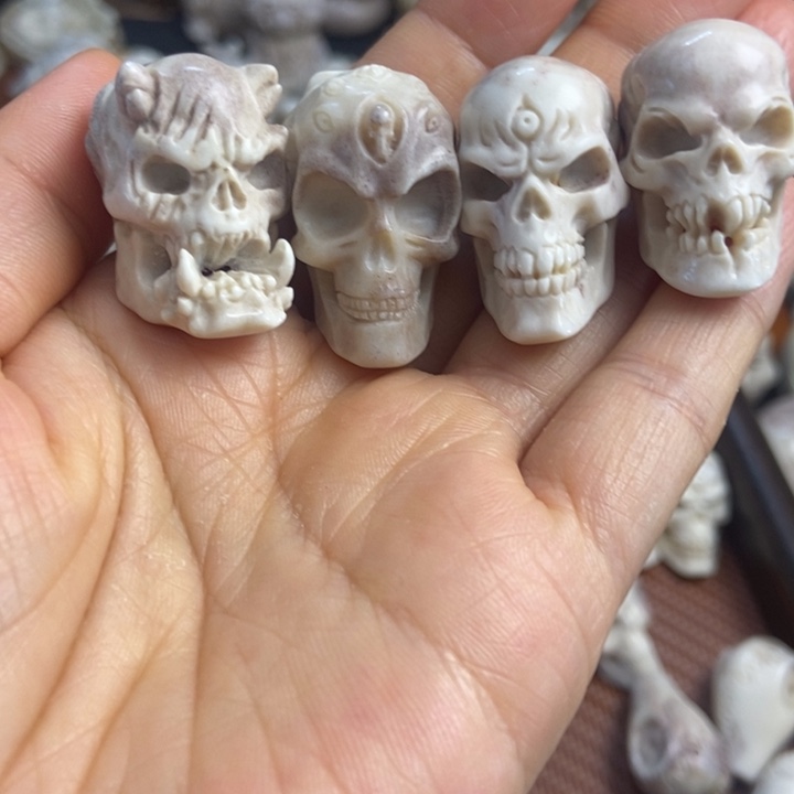 配饰鹿角雕刻一个出