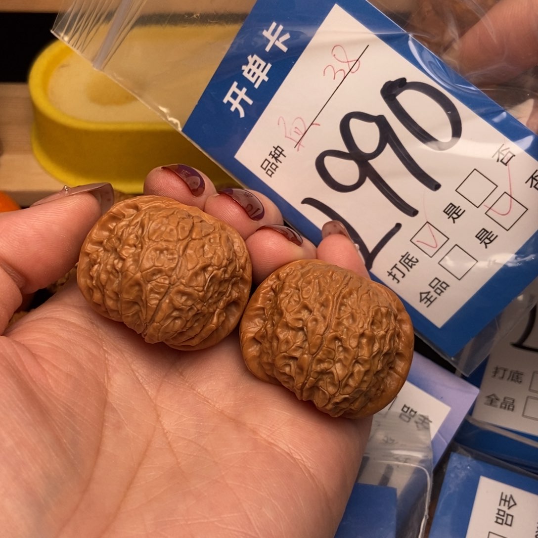 桃核吊坠宇****秀核桃血麒麟