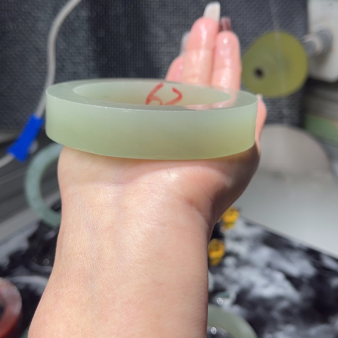 锦***华石英质玉未镶嵌珠宝半成品