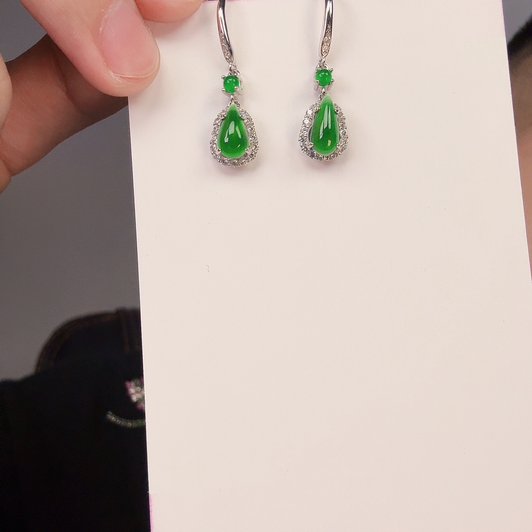 翡翠颈饰未镶嵌一对