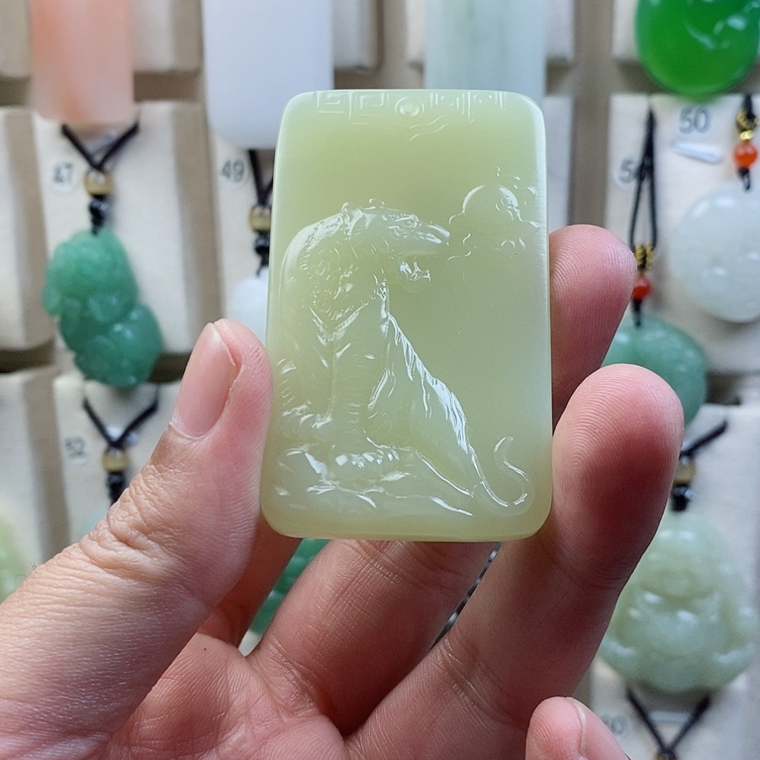 颈饰未镶嵌石英质玉