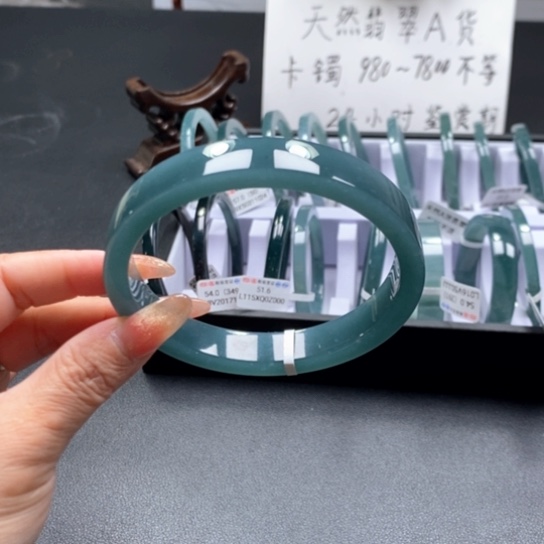 翡翠手镯未镶嵌鲁****！