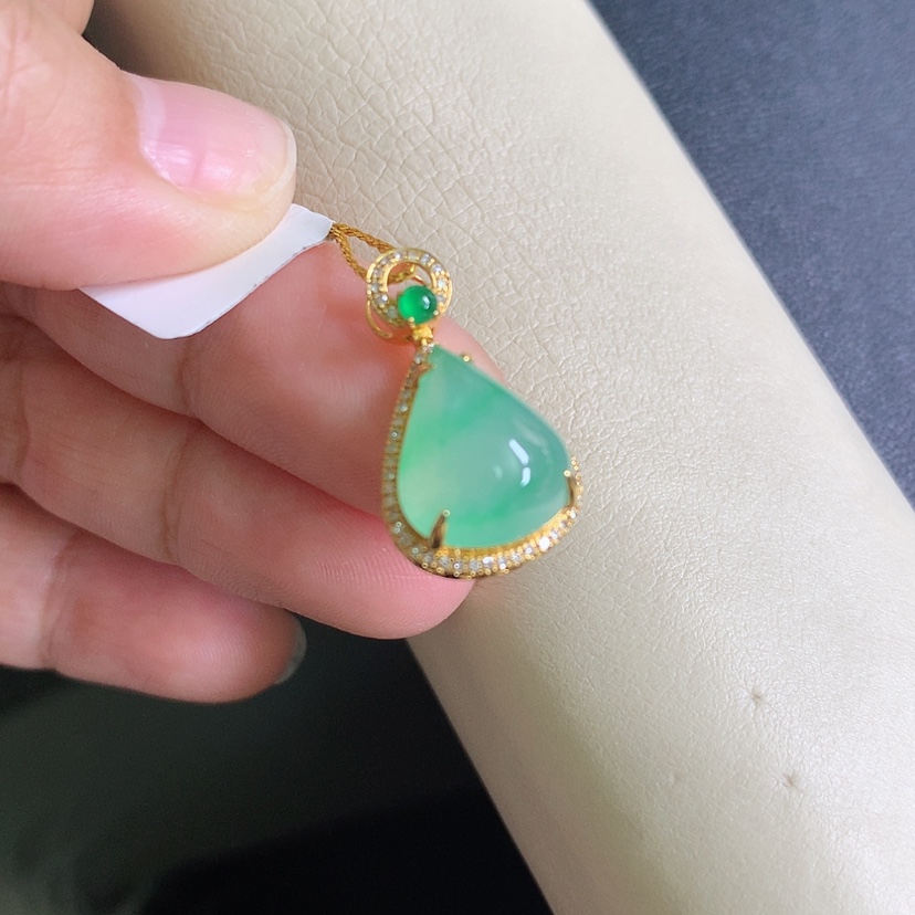 【闪购商品】翡翠颈饰18K金镶嵌水滴