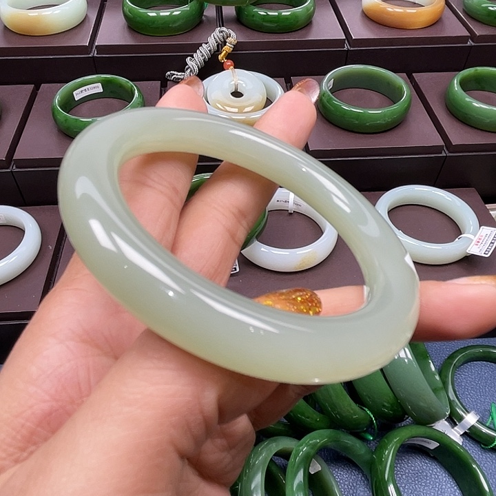 和田玉未镶嵌手镯