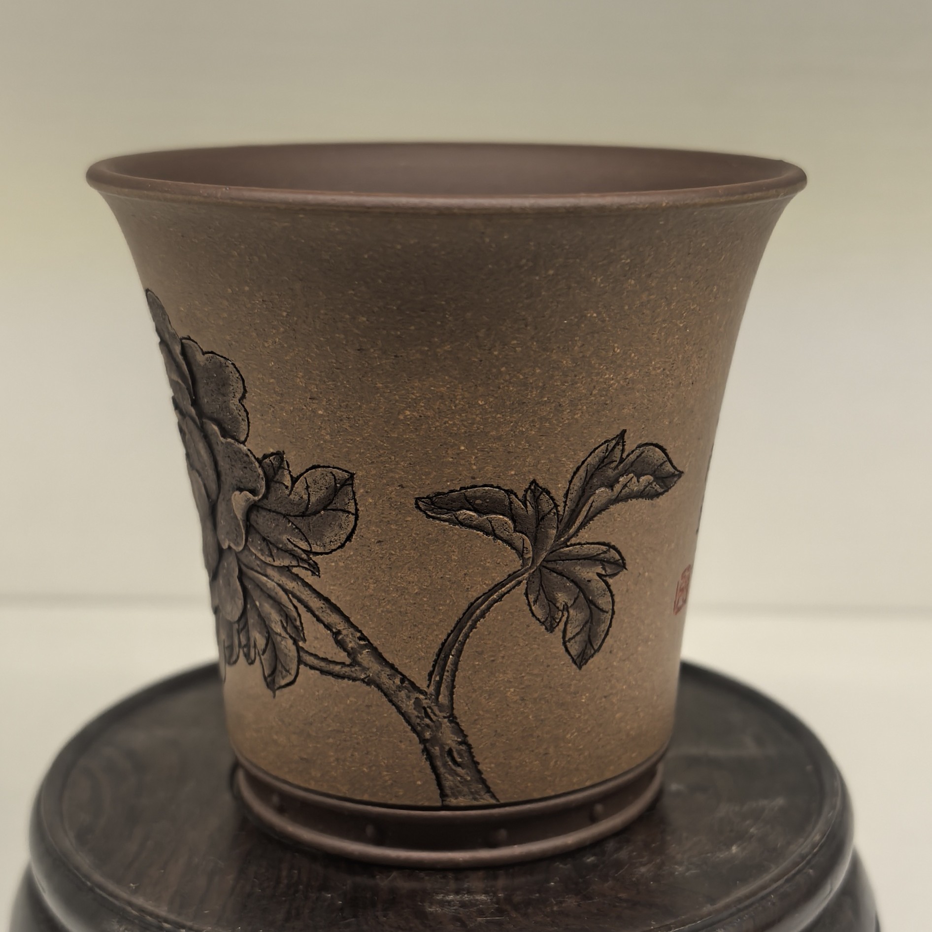 一辈有福品牌手工紫砂杯，富贵牡丹杯，原矿紫泥，老紫泥，容量约160。