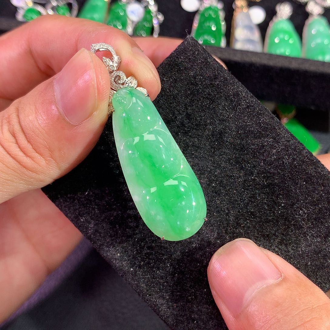 翡翠吊坠(赠链)18K金镶嵌