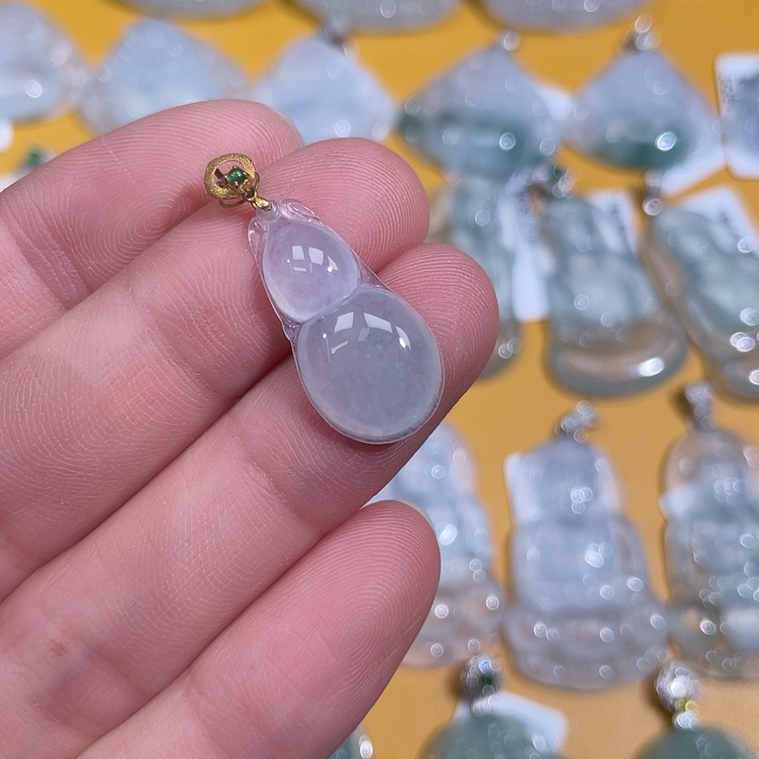 翡翠18K金镶嵌颈饰葫芦