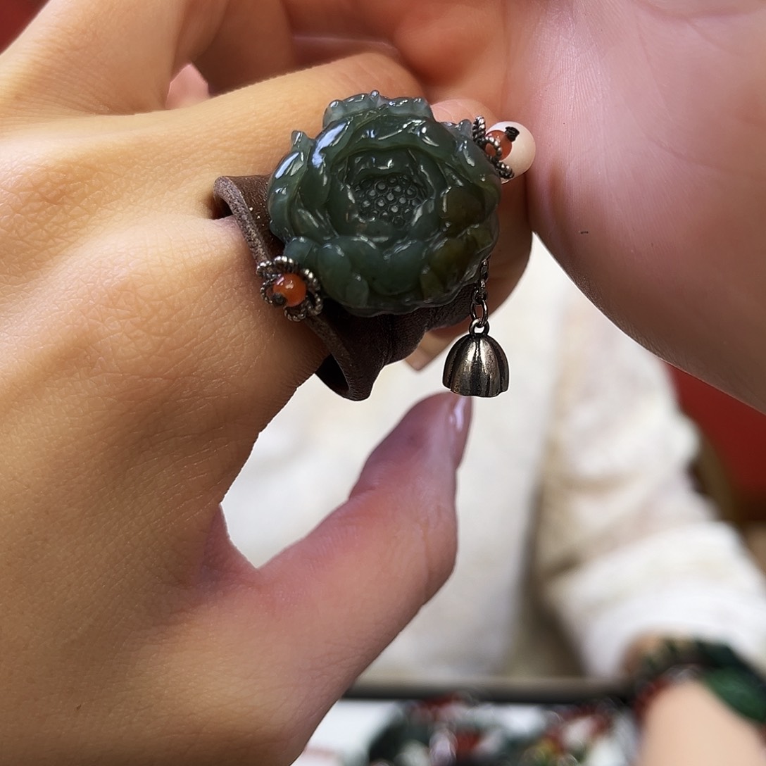 和田玉（糖玉）戒指未镶嵌牡丹皮带