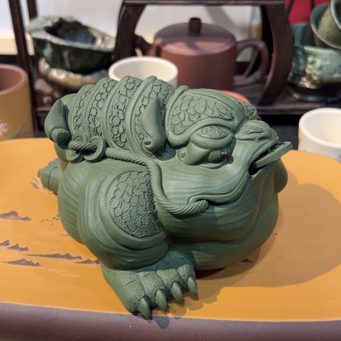 紫砂茶宠小**?绿段铠甲蟾微瑕