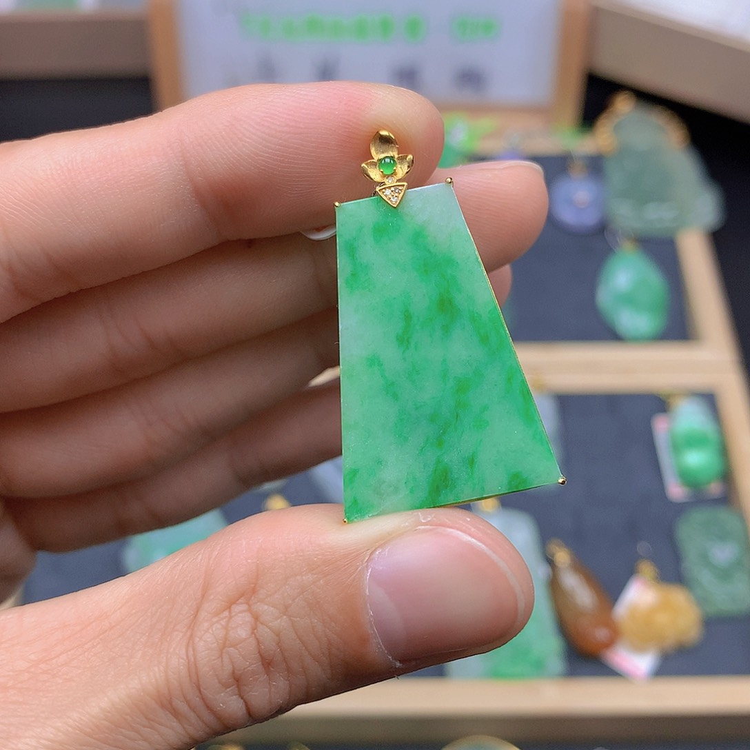 翡翠颈饰18K金镶嵌翡翠