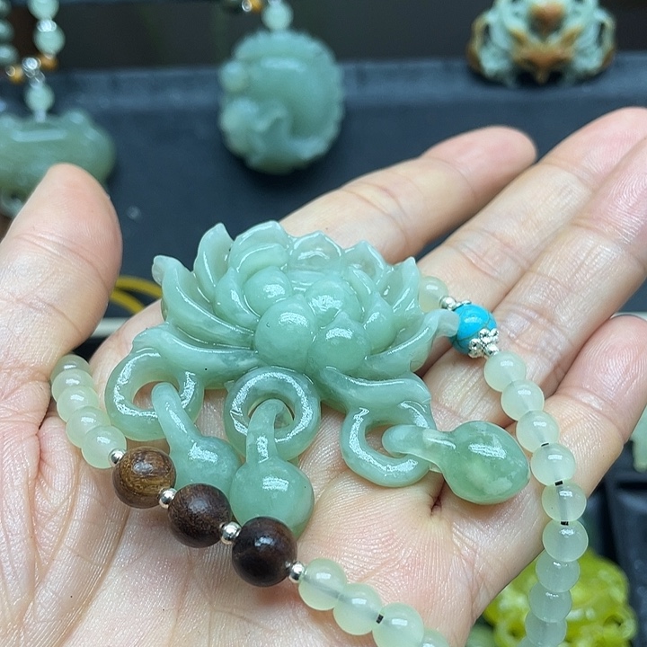 未镶嵌蛇纹石玉颈饰梅*