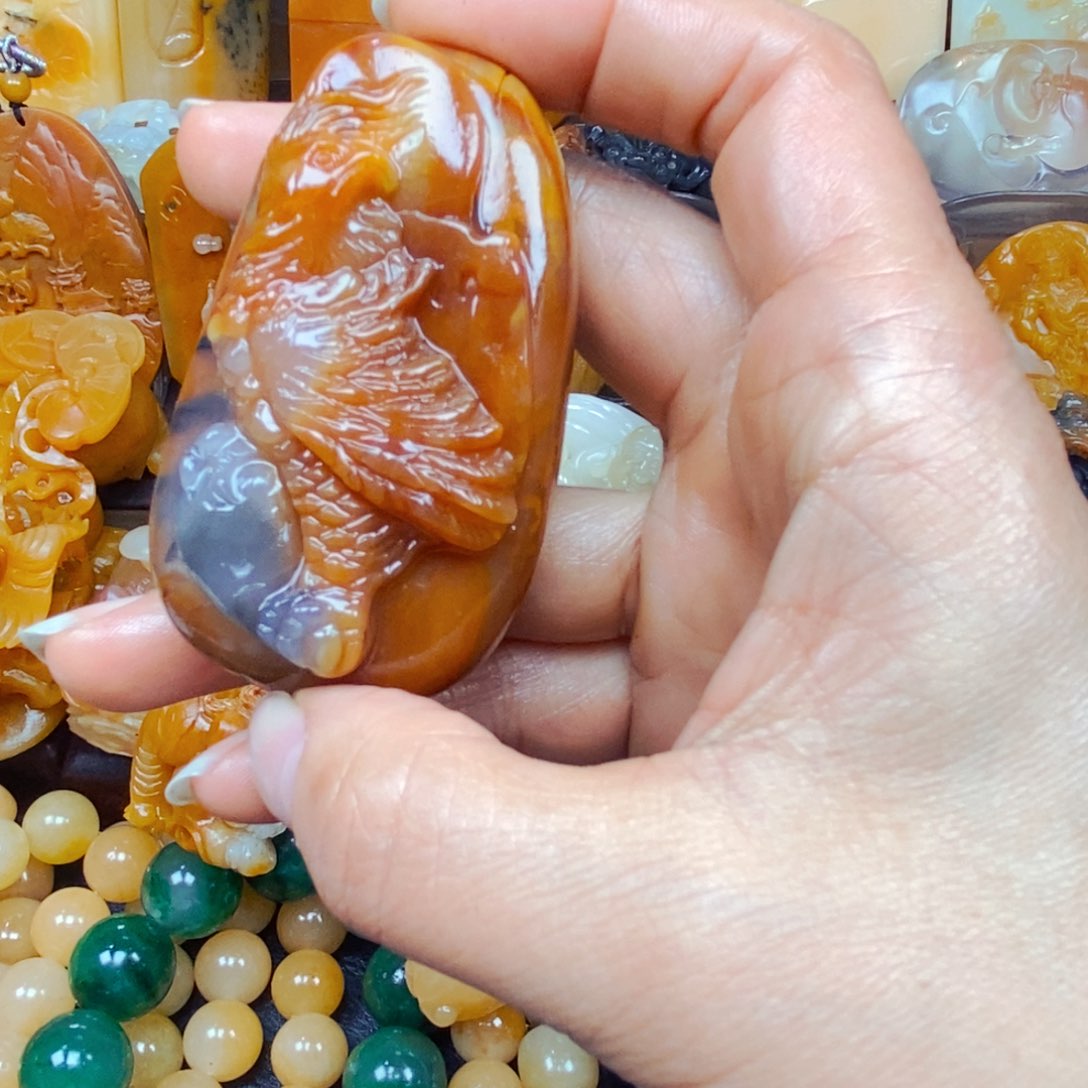 石英质玉（黄龙玉）颈饰未镶嵌