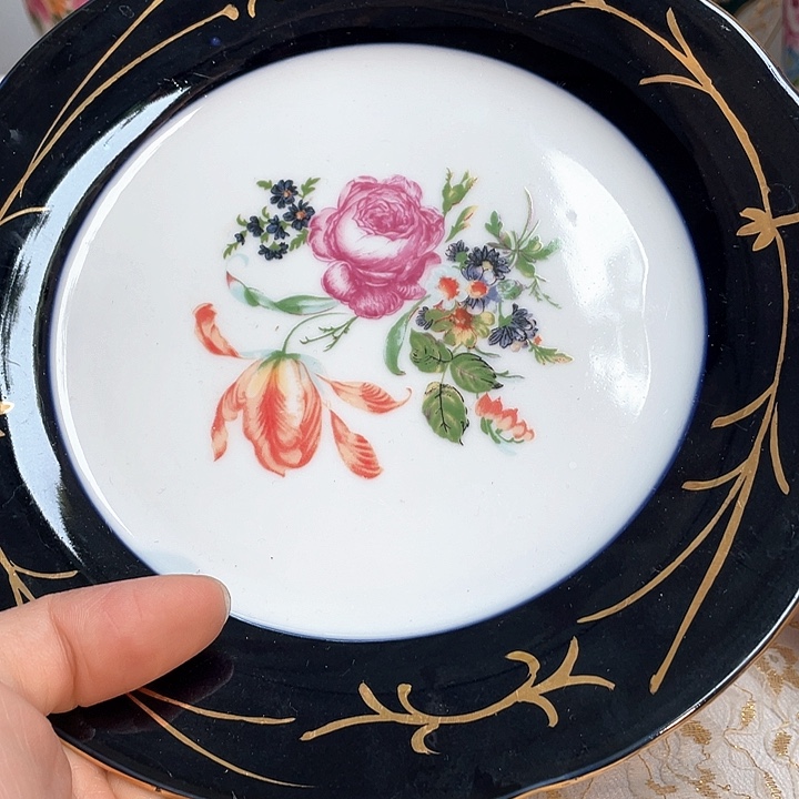 瓷片摆件家居装饰设计有限公司董事长