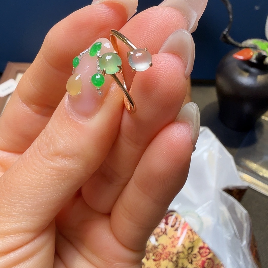 翡翠18K金镶嵌戒指翡翠18K金镶嵌戒指