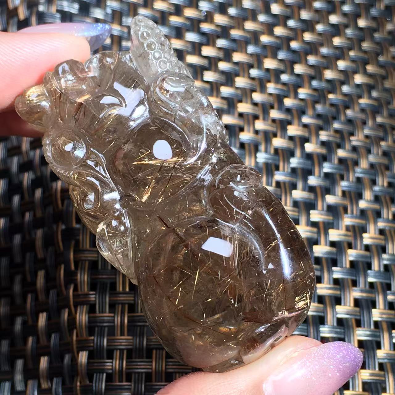 茶体发晶貔貅大个雕刻吊坠手握一物一图
