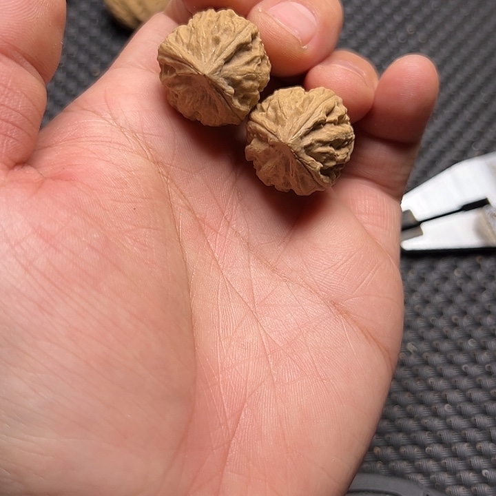 文玩核桃吊坠三棱