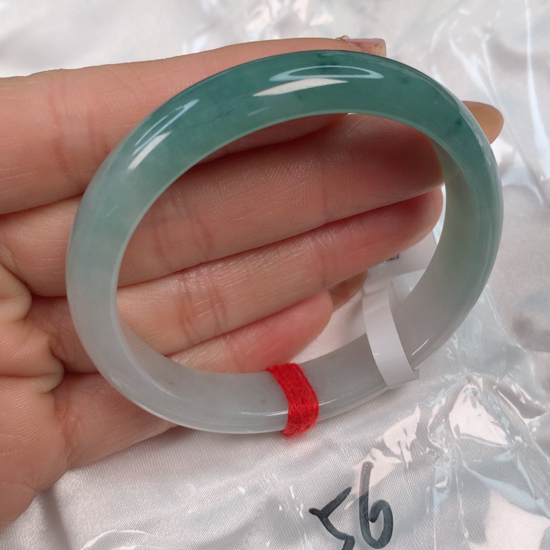 翡翠手镯未镶嵌那***………….