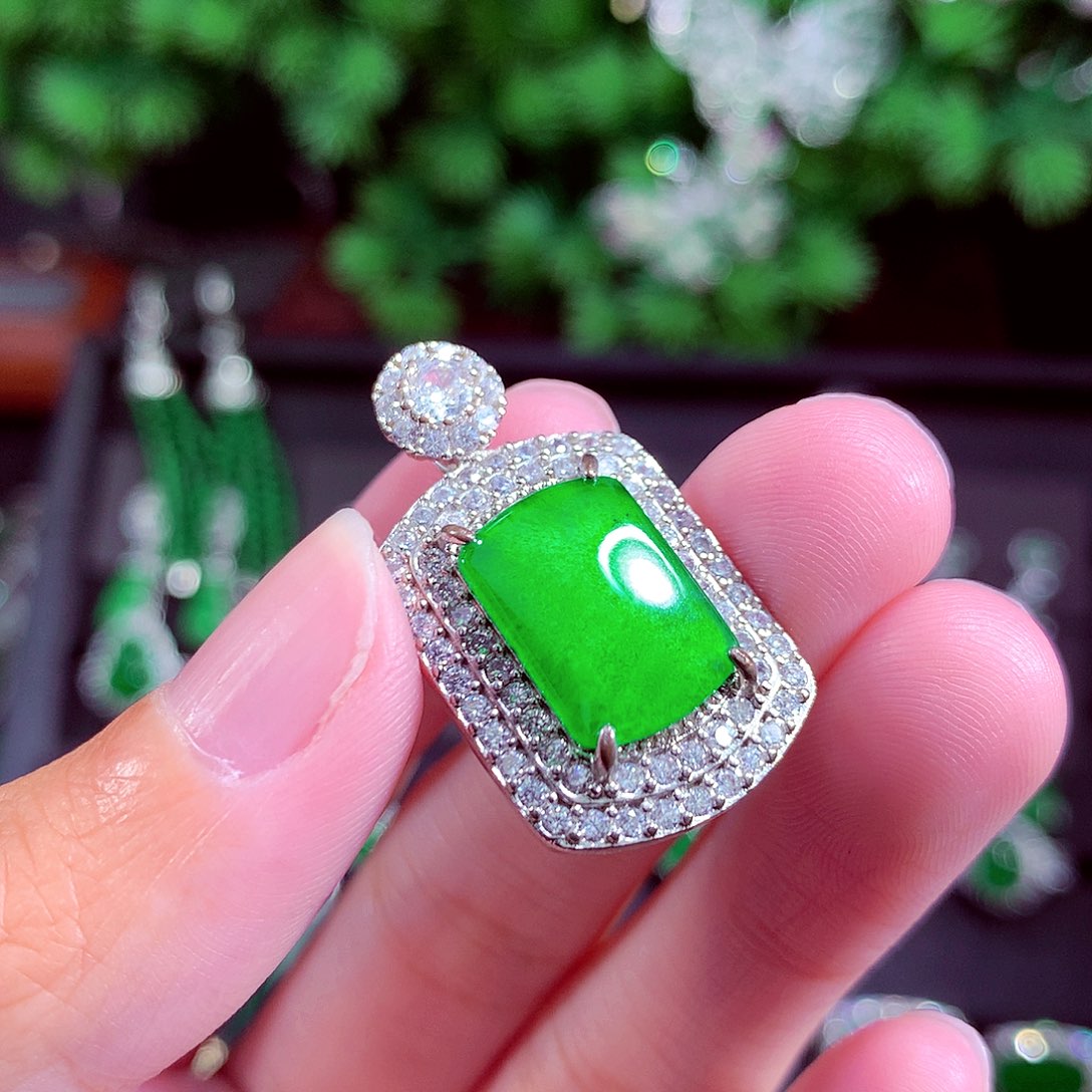 颈饰未镶嵌翡翠天然