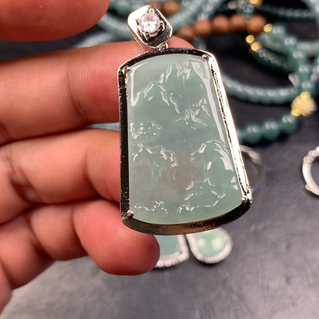 翡翠未镶嵌颈饰山水