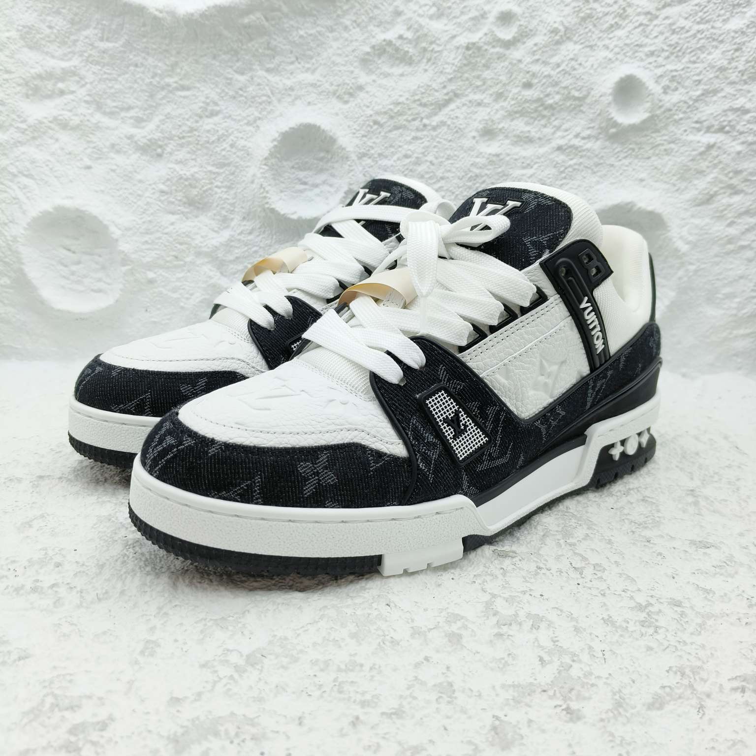 全新未使用 LouisVuitton/路易威登 40码/黑白牛仔trainer鞋