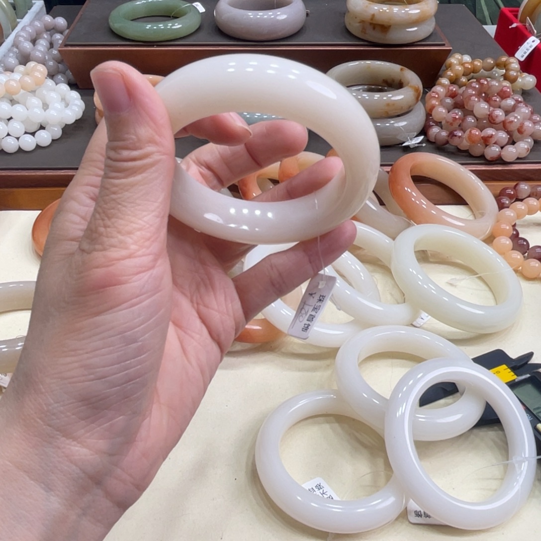 芸***玥石英岩玉未镶嵌手镯