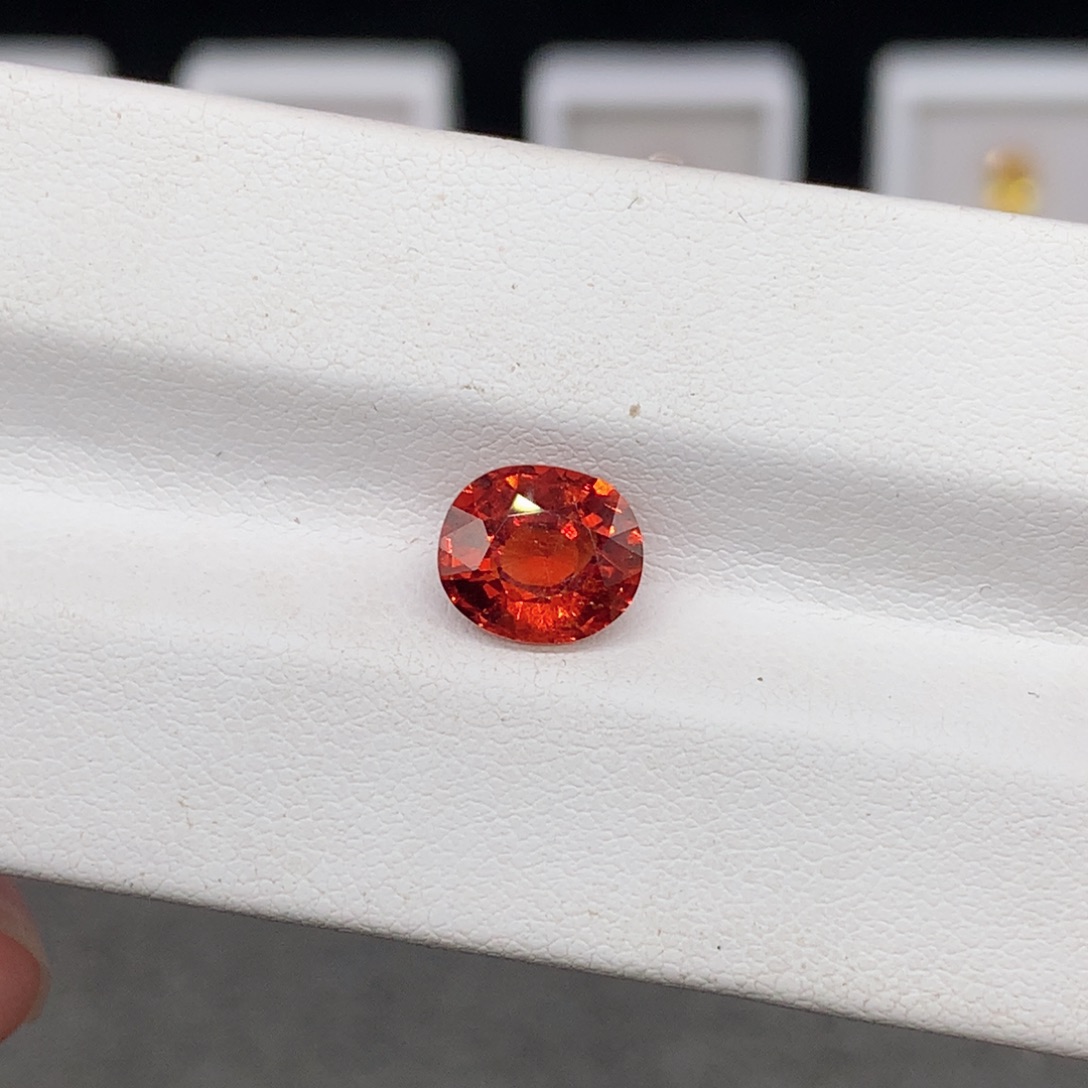 裸石未镶嵌石榴石（芬达石）2.92克拉