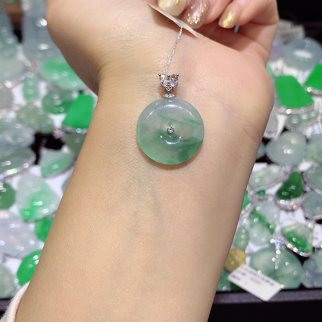 翡翠18K金镶嵌颈饰扣