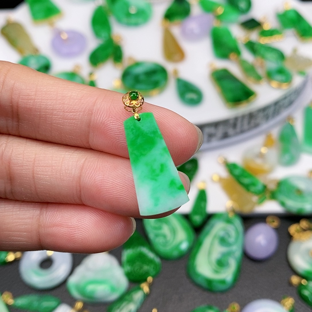 翡翠吊坠(不含链)18K金镶嵌