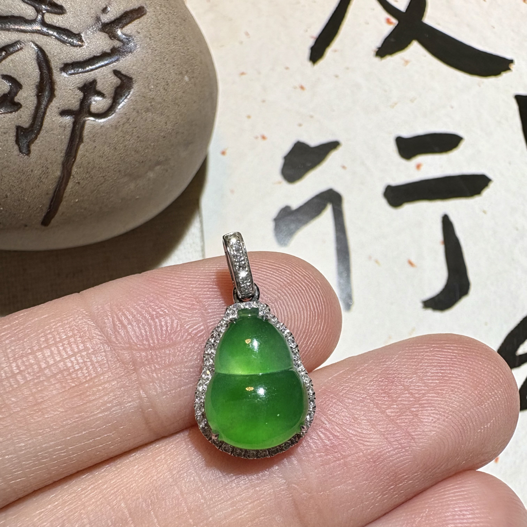 天然缅甸A货翡翠 高冰浓阳绿葫芦滴流