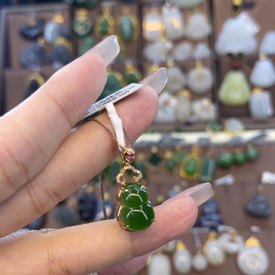 和田玉吊坠18K金镶嵌