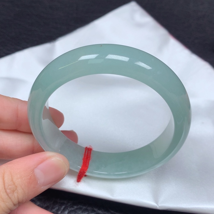 翡翠手镯未镶嵌。