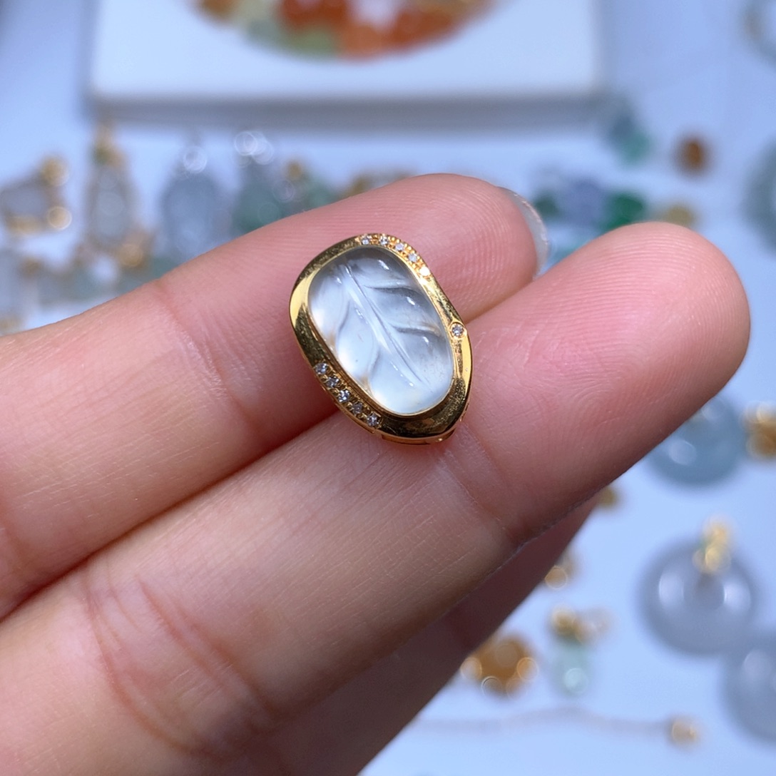 翡翠18K金镶嵌颈饰叶子