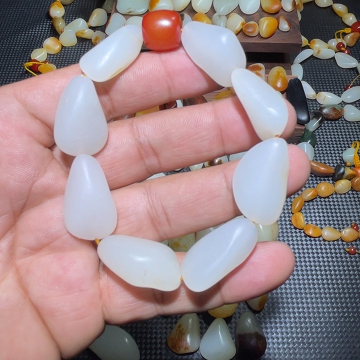 和田玉颈饰未镶嵌透***色