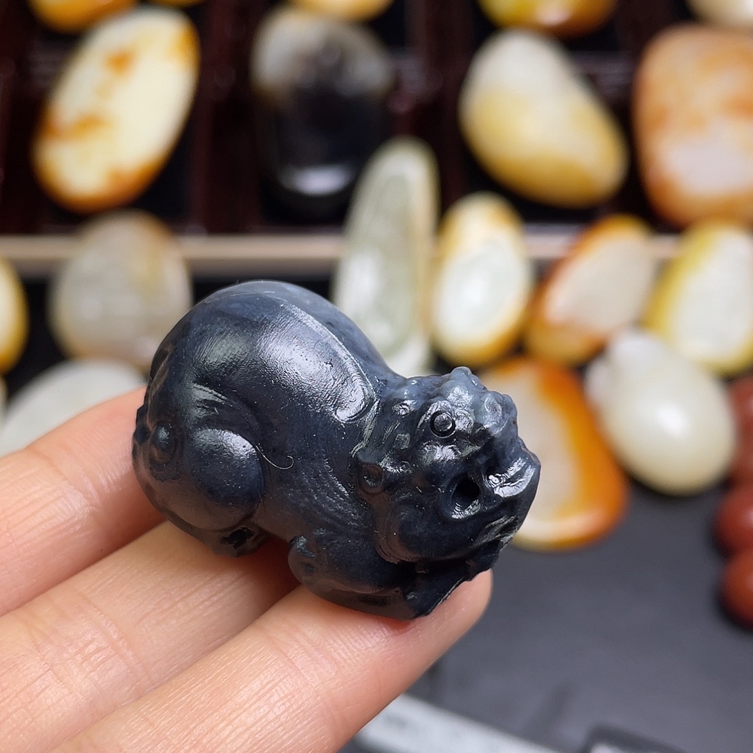 和田玉未镶嵌把件