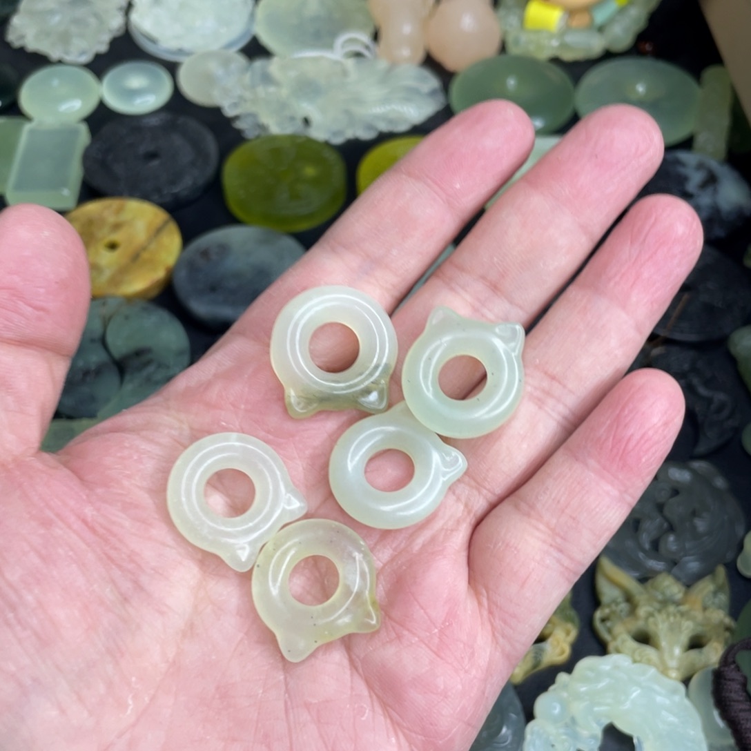 岫玉未镶嵌颈饰猫圈