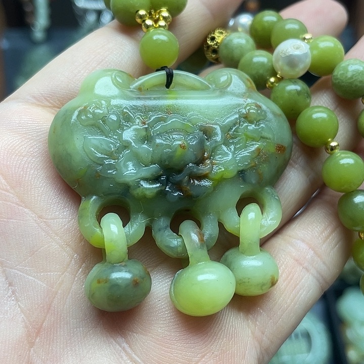 未镶嵌蛇纹石玉颈饰