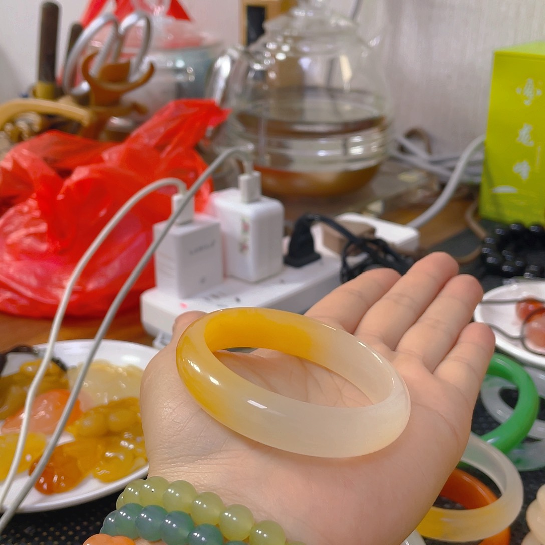 诺***儿石英质玉（金丝玉）手镯合金