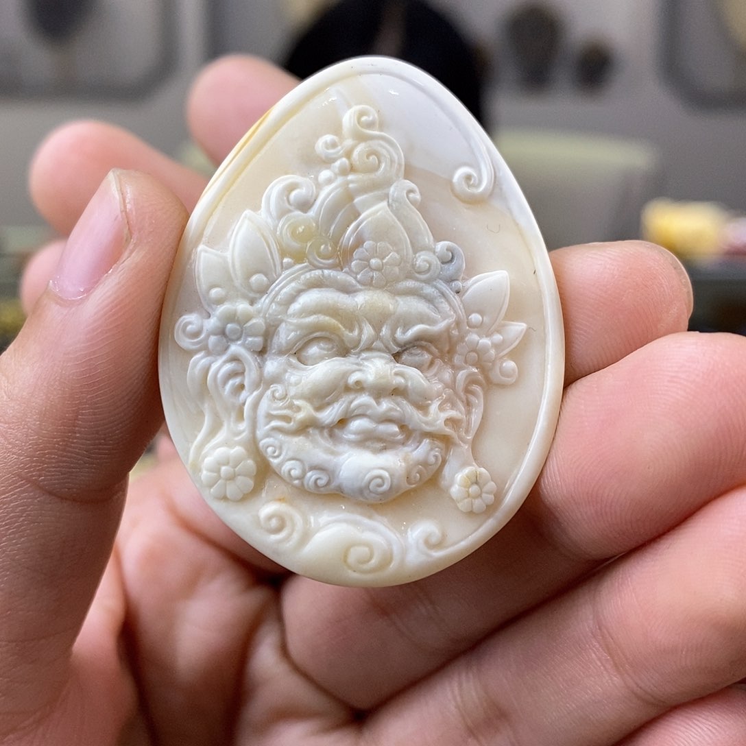 琥珀裸石未镶嵌蜜蜡雕刻件