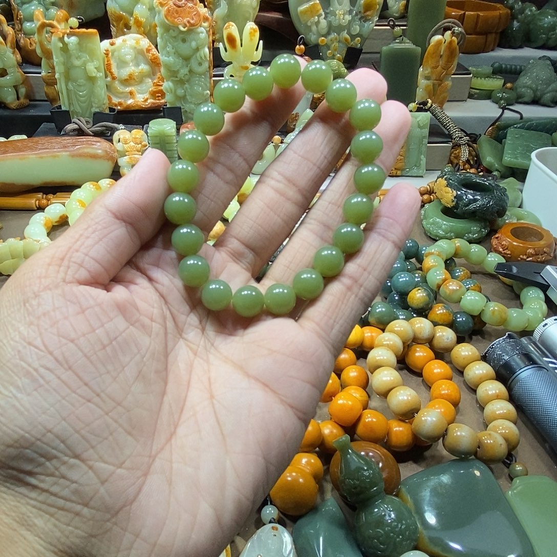 泰***击透闪石质玉未镶嵌手串