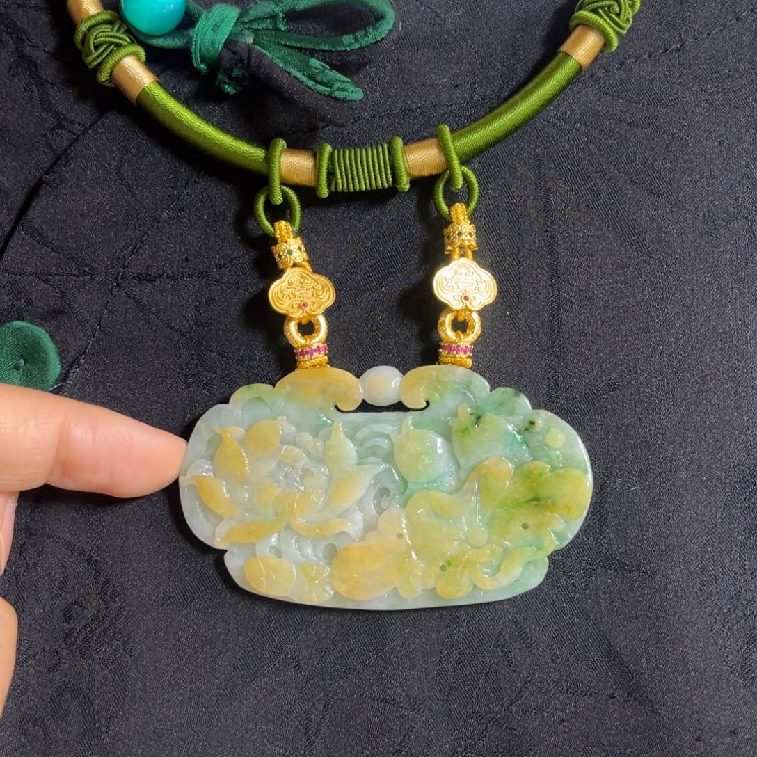 翡翠颈饰未镶嵌鱼戏荷花