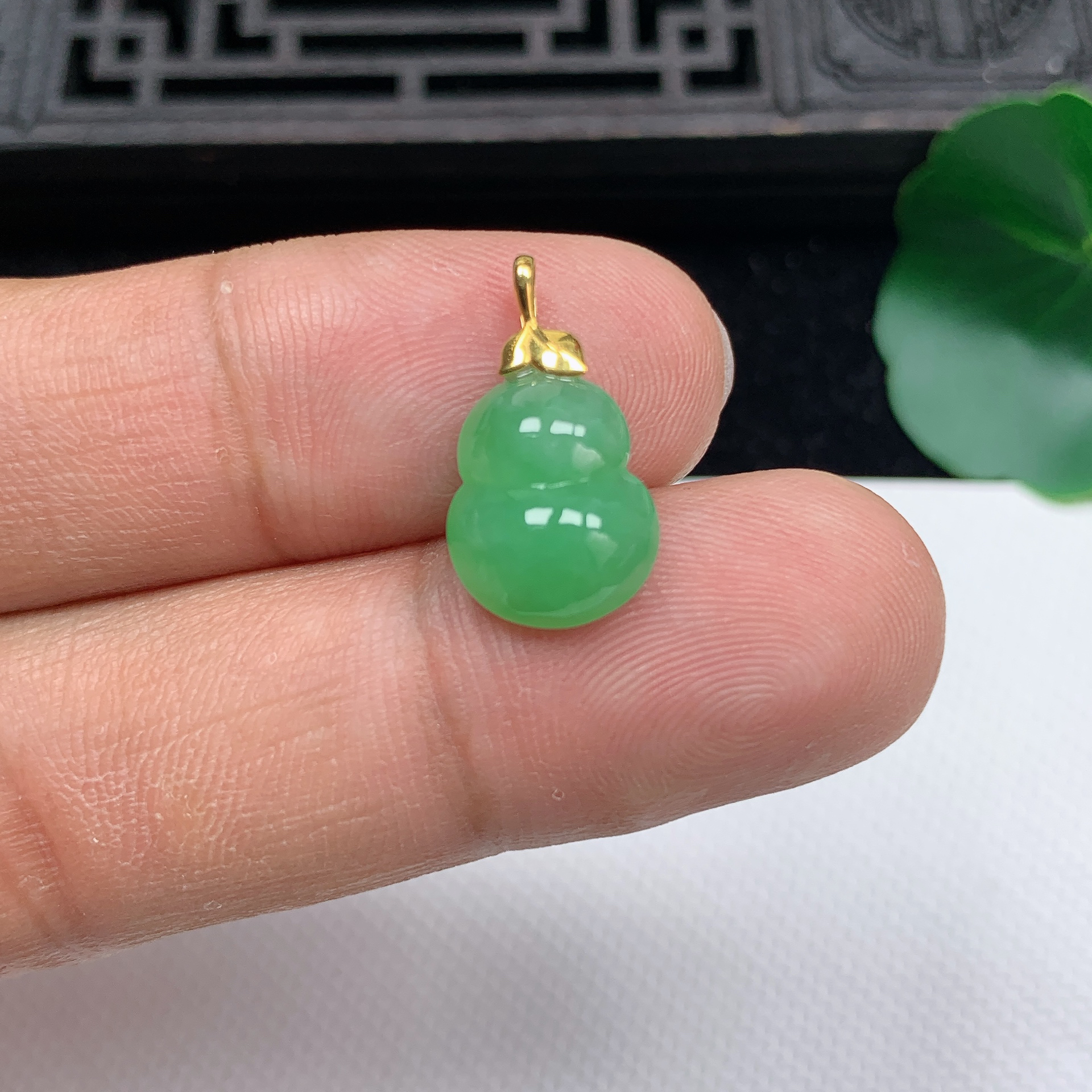 缅甸天然翡翠A货18K金扣精美冰胶绿葫芦吊坠尺寸14.6*10.3*5.5mm