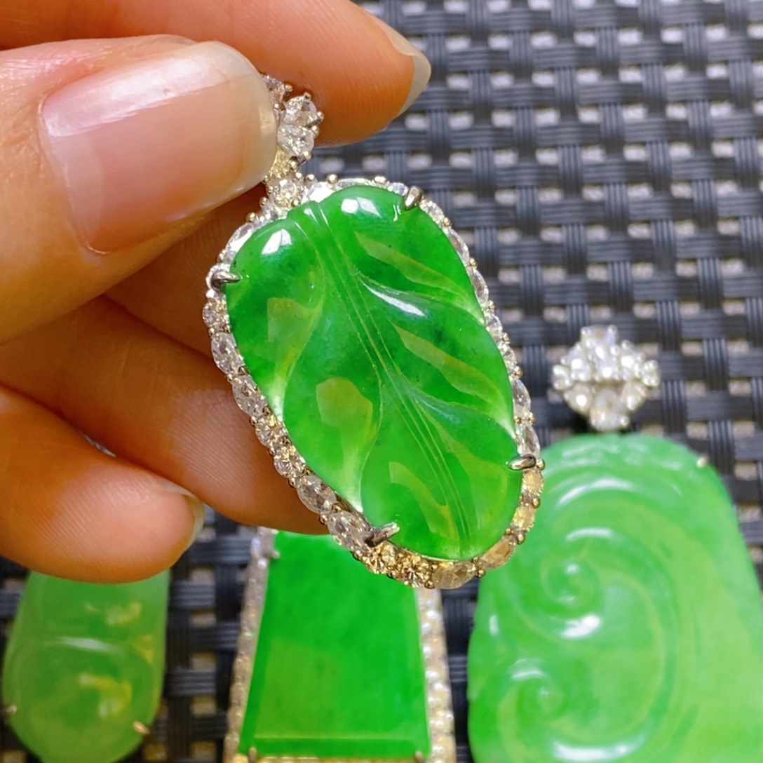 翡翠颈饰银S925镶嵌吊坠