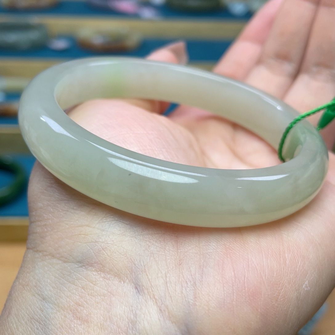 和田玉手镯62+圈口。编号7未镶嵌