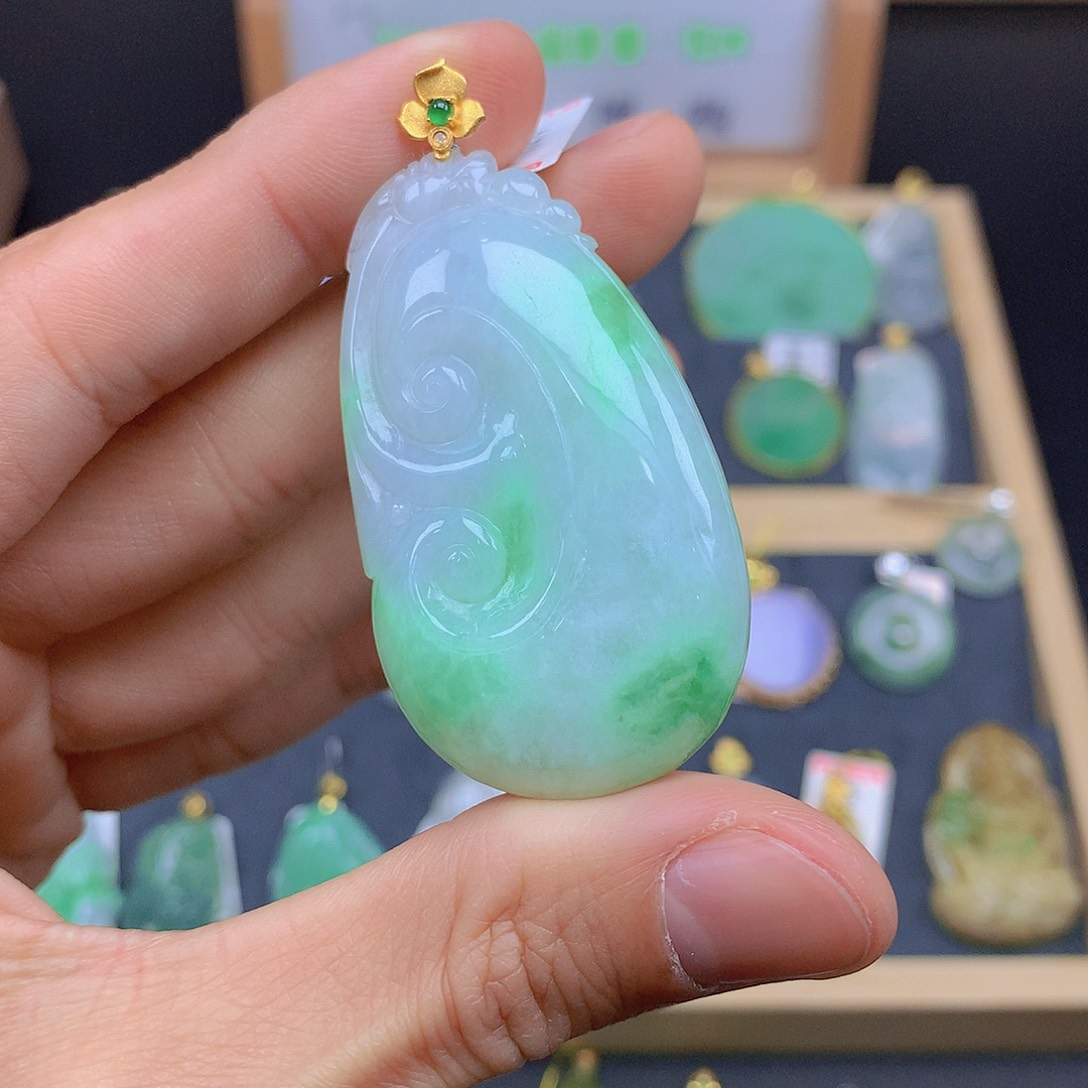 翡翠颈饰18K金镶嵌翡翠