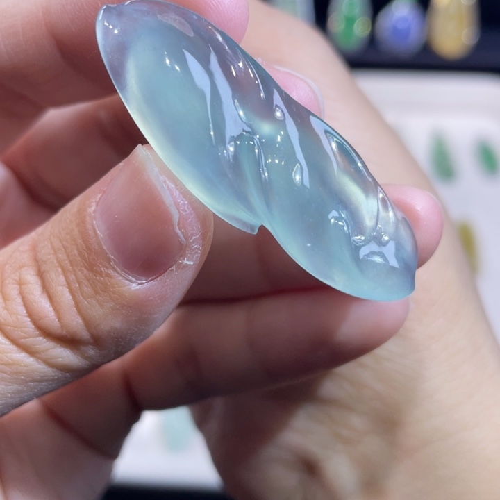 翡翠未镶嵌颈饰随行