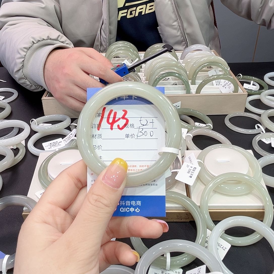 和田玉手镯未镶嵌蔷*